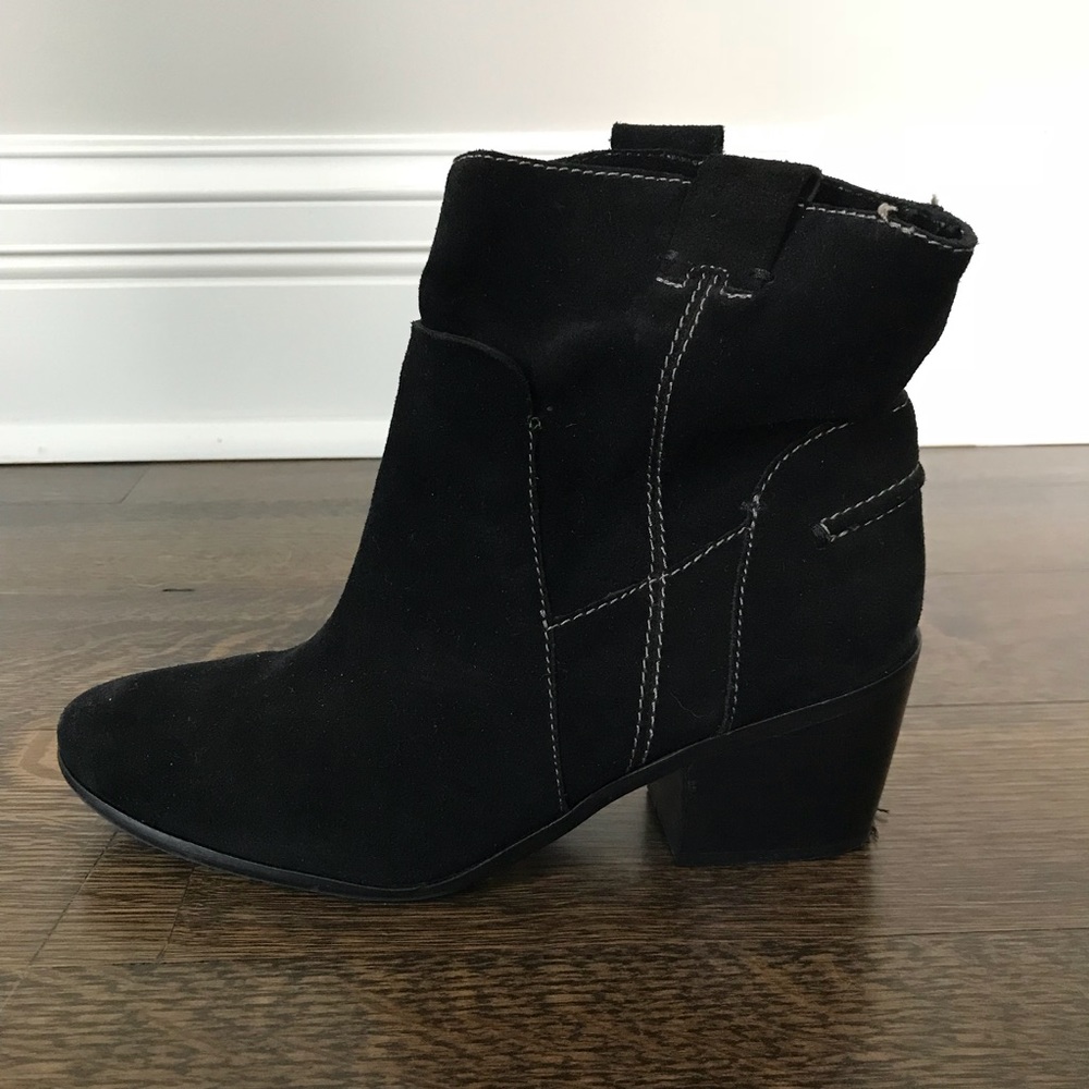 Cute black boots!